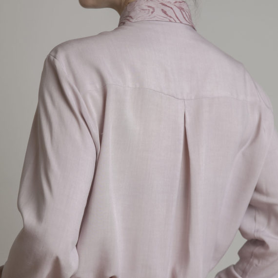 Camisa serigrafiada rosa espalda